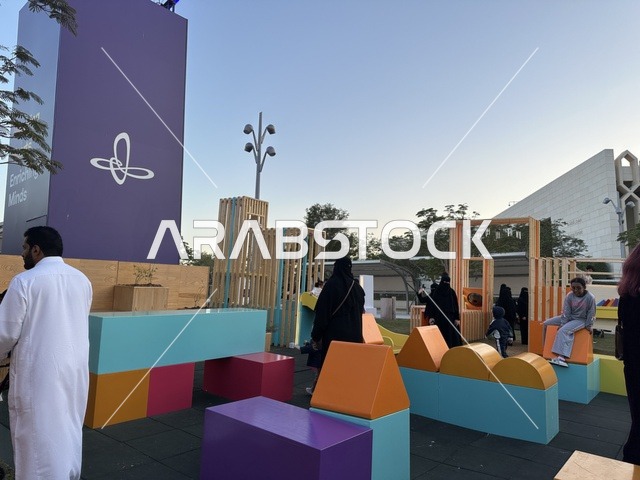 أنشطة تفاعلية للعائلات والأطفال  في فعالية شارع أسبانيا في  مركز الملك عبدالعزيز الثقافي العالمي "إثراء" بمدينة الظهران في المنطقة الشرقية، المملكة العربية السعودية، يوم 11 من أكتوبر 2025، تجربة ثقافية وترفيهية ، عروض موسيقية وفنية حية، رقصات فلامنكو ،  مطاعم ومقاهي بطابع اسباني، أجواء احتفالية نابضة بالحياة.