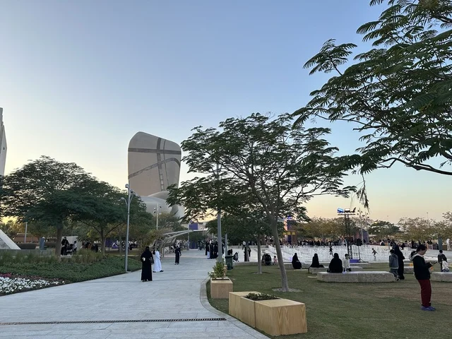 مساحة للجلوس والاسترخاء في فعالية شارع أسبانيا في  مركز الملك عبدالعزيز الثقافي العالمي "إثراء" بمدينة الظهران في المنطقة الشرقية، المملكة العربية السعودية، يوم 11 من أكتوبر 2025، تجربة ثقافية وترفيهية ، عروض موسيقية وفنية حية، أنشطة تفاعلية العائلات والأطفال ،رقصات فلامنكو ،  مطاعم ومقاهي بطابع اسباني، أجواء احتفالية نابضة بالحياة.