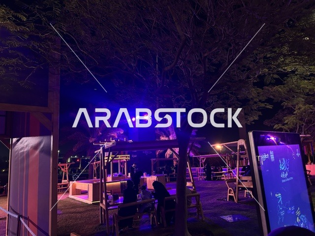 مساحة للجلوس والاسترخاء في فعالية شارع أسبانيا في  مركز الملك عبدالعزيز الثقافي العالمي "إثراء" بمدينة الظهران في المنطقة الشرقية، المملكة العربية السعودية، يوم 11 من أكتوبر 2025، تجربة ثقافية وترفيهية ، عروض موسيقية وفنية حية، أنشطة تفاعلية العائلات والأطفال ،رقصات فلامنكو ،  مطاعم ومقاهي بطابع اسباني، أجواء احتفالية نابضة بالحياة.