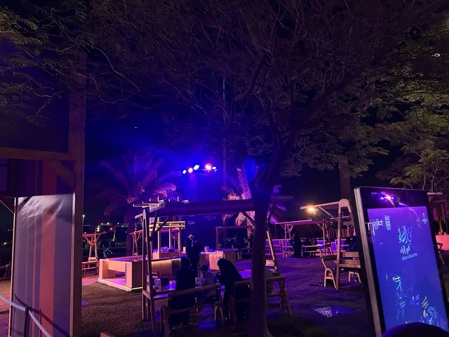 مساحة للجلوس والاسترخاء في فعالية شارع أسبانيا في  مركز الملك عبدالعزيز الثقافي العالمي "إثراء" بمدينة الظهران في المنطقة الشرقية، المملكة العربية السعودية، يوم 11 من أكتوبر 2025، تجربة ثقافية وترفيهية ، عروض موسيقية وفنية حية، أنشطة تفاعلية العائلات والأطفال ،رقصات فلامنكو ،  مطاعم ومقاهي بطابع اسباني، أجواء احتفالية نابضة بالحياة.