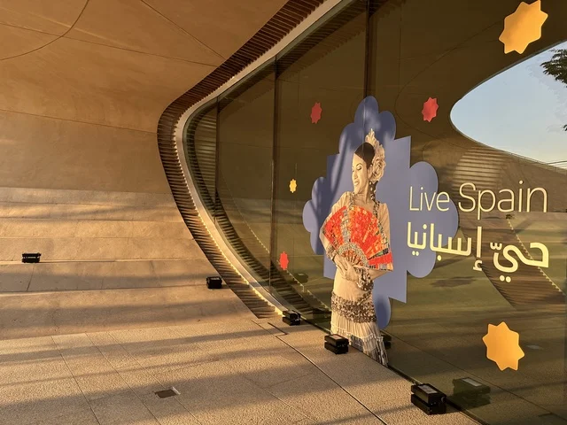 المدخل الزجاجي  لفعالية شارع أسبانيا في  مركز الملك عبدالعزيز الثقافي العالمي "إثراء" بمدينة الظهران في المنطقة الشرقية، المملكة العربية السعودية، يوم 11 من أكتوبر 2025، عروض موسيقية وفنية حية، أنشطة تفاعلية العائلات والأطفال ،رقصات فلامنكو ،  مطاعم ومقاهي بطابع اسباني، أجواء احتفالية نابضة بالحياة.