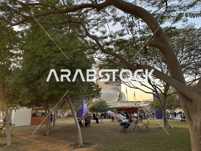 مساحة للجلوس والاسترخاء في فعالية شارع أسبانيا في  مركز الملك عبدالعزيز الثقافي العالمي "إثراء" بمدينة الظهران في المنطقة الشرقية، المملكة العربية السعودية، يوم 11 من أكتوبر 2025، تجربة ثقافية وترفيهية ، عروض موسيقية وفنية حية، أنشطة تفاعلية العائلات والأطفال ،رقصات فلامنكو ،  مطاعم ومقاهي بطابع اسباني، أجواء احتفالية نابضة بالحياة.