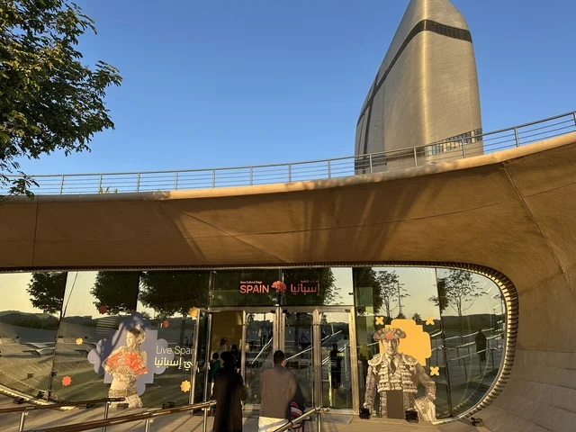 التصميم الخارجي لمركز الملك عبدالعزيز الثقافي العالمي ،  فعالية شارع أسبانيا فى مركز "إثراء" بمدينة الظهران في المنطقة الشرقية، المملكة العربية السعودية، يوم 11 من أكتوبر 2025، تجربة ثقافية وترفيهية ، رقصات فلامنكو وفعاليات تفاعلية، أنشطة مناسبة العائلات والأطفال،  مطاعم ومقاهي بطابع اسباني،أجواء احتفالية نابضة بالحياة.