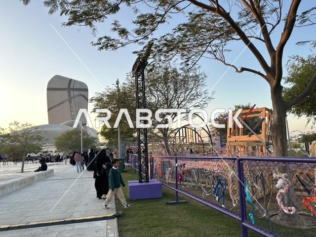 الخيوط الاسبانية في فعالية شارع أسبانيا في  مركز الملك عبدالعزيز الثقافي العالمي "إثراء" بمدينة الظهران في المنطقة الشرقية، المملكة العربية السعودية، يوم 11 من أكتوبر 2025، عروض موسيقية وفنية حية، أنشطة تفاعلية العائلات والأطفال ،رقصات فلامنكو ،  مطاعم ومقاهي بطابع اسباني، أجواء احتفالية نابضة بالحياة.