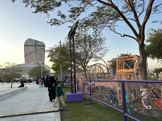 الخيوط الاسبانية في فعالية شارع أسبانيا في  مركز الملك عبدالعزيز الثقافي العالمي "إثراء" بمدينة الظهران في المنطقة الشرقية، المملكة العربية السعودية، يوم 11 من أكتوبر 2025، عروض موسيقية وفنية حية، أنشطة تفاعلية العائلات والأطفال ،رقصات فلامنكو ،  مطاعم ومقاهي بطابع اسباني، أجواء احتفالية نابضة بالحياة.