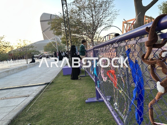 الخيوط الاسبانية في فعالية شارع أسبانيا في  مركز الملك عبدالعزيز الثقافي العالمي "إثراء" بمدينة الظهران في المنطقة الشرقية، المملكة العربية السعودية، يوم 11 من أكتوبر 2025، عروض موسيقية وفنية حية، أنشطة تفاعلية العائلات والأطفال ،رقصات فلامنكو ،  مطاعم ومقاهي بطابع اسباني، أجواء احتفالية نابضة بالحياة.