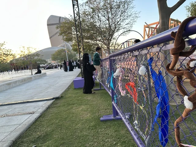 الخيوط الاسبانية في فعالية شارع أسبانيا في  مركز الملك عبدالعزيز الثقافي العالمي "إثراء" بمدينة الظهران في المنطقة الشرقية، المملكة العربية السعودية، يوم 11 من أكتوبر 2025، عروض موسيقية وفنية حية، أنشطة تفاعلية العائلات والأطفال ،رقصات فلامنكو ،  مطاعم ومقاهي بطابع اسباني، أجواء احتفالية نابضة بالحياة.