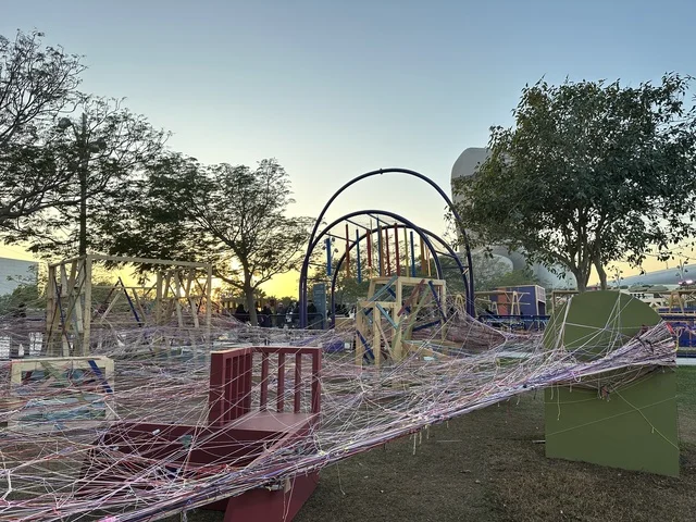 الخيوط الاسبانية في فعالية شارع أسبانيا في  مركز الملك عبدالعزيز الثقافي العالمي "إثراء" بمدينة الظهران في المنطقة الشرقية، المملكة العربية السعودية، يوم 11 من أكتوبر 2025، عروض موسيقية وفنية حية، أنشطة تفاعلية العائلات والأطفال ،رقصات فلامنكو ،  مطاعم ومقاهي بطابع اسباني، أجواء احتفالية نابضة بالحياة.