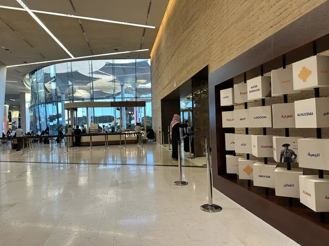 مكعبات بأسماء المعالم والمدن الإسبانية في فعالية شارع أسبانيا في  مركز الملك عبدالعزيز الثقافي العالمي "إثراء" بمدينة الظهران في المنطقة الشرقية، المملكة العربية السعودية، يوم 11 من أكتوبر 2025، عروض موسيقية وفنية حية، أنشطة تفاعلية العائلات والأطفال ،رقصات فلامنكو ،  مطاعم ومقاهي بطابع اسباني، أجواء احتفالية نابضة بالحياة.