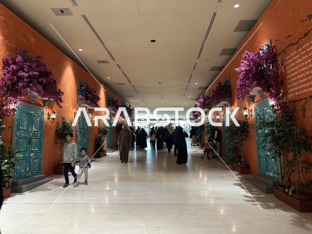 طابع معماري أوروبي في فعالية شارع أسبانيا في  مركز الملك عبدالعزيز الثقافي العالمي "إثراء" بمدينة الظهران في المنطقة الشرقية، المملكة العربية السعودية، يوم 11 من أكتوبر 2025، تجربة ثقافية وترفيهية ، عروض موسيقية وفنية حية، رقصات فلامنكو وفعاليات تفاعلية، مطاعم ومقاهي بطابع اسباني،  أنشطة مناسبة العائلات والأطفال، أجواء احتفالية نابضة بالحياة.