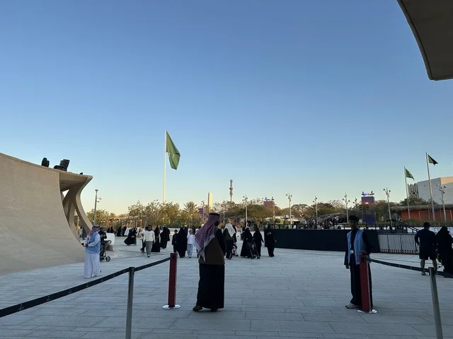 تجمع الزوار فى الساحة الخارجية لمركز الملك عبدالعزيز الثقافي العالمي ،  فعالية شارع أسبانيا فى مركز "إثراء" بمدينة الظهران في المنطقة الشرقية، المملكة العربية السعودية، يوم 11 من أكتوبر 2025، تجربة ثقافية وترفيهية ، رقصات فلامنكو وفعاليات تفاعلية، أنشطة مناسبة العائلات والأطفال،  مطاعم ومقاهي بطابع اسباني،أجواء احتفالية نابضة بالحياة.