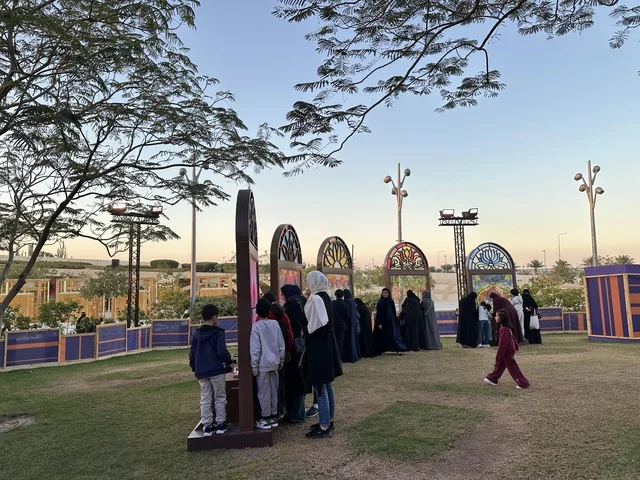 تجمع الزوار فى الساحة الخارجية لمركز الملك عبدالعزيز الثقافي العالمي ،  فعالية شارع أسبانيا فى مركز "إثراء" بمدينة الظهران في المنطقة الشرقية، المملكة العربية السعودية، يوم 11 من أكتوبر 2025، تجربة ثقافية وترفيهية ، رقصات فلامنكو وفعاليات تفاعلية، أنشطة مناسبة العائلات والأطفال،  مطاعم ومقاهي بطابع اسباني،أجواء احتفالية نابضة بالحياة.