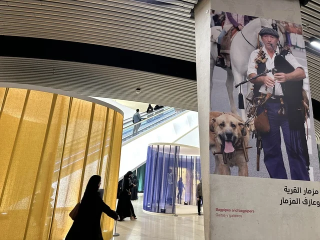 فعالية شارع أسبانيا في  مركز الملك عبدالعزيز الثقافي العالمي "إثراء" بمدينة الظهران في المنطقة الشرقية، المملكة العربية السعودية، يوم 11 من أكتوبر 2025، عروض موسيقية وفنية حية، أنشطة تفاعلية العائلات والأطفال ،رقصات فلامنكو ،  مطاعم ومقاهي بطابع اسباني، أجواء احتفالية نابضة بالحياة.