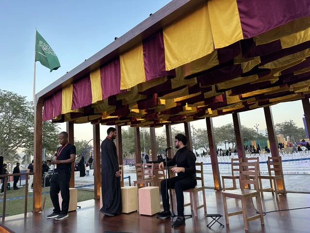 عرض غنائي موسيقي  في فعالية شارع أسبانيا في  مركز الملك عبدالعزيز الثقافي العالمي "إثراء" بمدينة الظهران في المنطقة الشرقية، المملكة العربية السعودية، يوم 11 من أكتوبر 2025، عروض موسيقية وفنية حية، أنشطة تفاعلية العائلات والأطفال ،رقصات فلامنكو ،  مطاعم ومقاهي بطابع اسباني، أجواء احتفالية نابضة بالحياة.