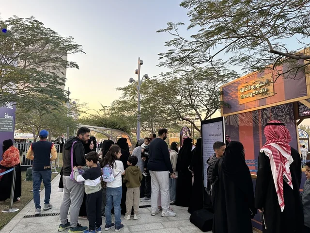 نشاط تفاعلي  للعائلات والأطفال  في فعالية شارع أسبانيا في  مركز الملك عبدالعزيز الثقافي العالمي "إثراء" بمدينة الظهران في المنطقة الشرقية، المملكة العربية السعودية، يوم 11 من أكتوبر 2025، تجربة ثقافية وترفيهية ، عروض موسيقية وفنية حية، رقصات فلامنكو ،  مطاعم ومقاهي بطابع اسباني، أجواء احتفالية نابضة بالحياة.