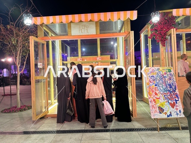 نشاط تفاعلي  للعائلات والأطفال  في فعالية شارع أسبانيا في  مركز الملك عبدالعزيز الثقافي العالمي "إثراء" بمدينة الظهران في المنطقة الشرقية، المملكة العربية السعودية، يوم 11 من أكتوبر 2025، تجربة ثقافية وترفيهية ، عروض موسيقية وفنية حية، رقصات فلامنكو ،  مطاعم ومقاهي بطابع اسباني، أجواء احتفالية نابضة بالحياة.