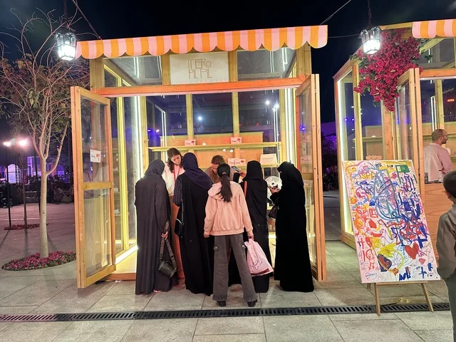 نشاط تفاعلي  للعائلات والأطفال  في فعالية شارع أسبانيا في  مركز الملك عبدالعزيز الثقافي العالمي "إثراء" بمدينة الظهران في المنطقة الشرقية، المملكة العربية السعودية، يوم 11 من أكتوبر 2025، تجربة ثقافية وترفيهية ، عروض موسيقية وفنية حية، رقصات فلامنكو ،  مطاعم ومقاهي بطابع اسباني، أجواء احتفالية نابضة بالحياة.