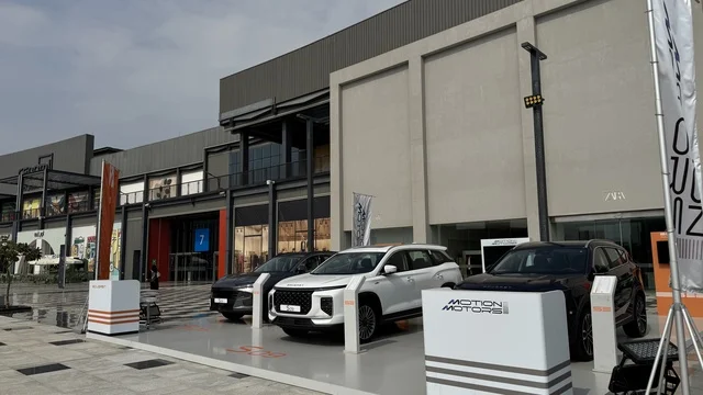 وقوف السيارات في الباركينج الخارجي بمجمع يو ووك فى مدينة جدة، المملكة العربية السعودية، ممشى مفتوح بتصميم عصري، مطاعم ومقاهي عالمية ومحلية، وجهة حضرية متكاملة للمشي والترفيه والتسوق، علامات تجارية متنوعة ، التصميم الخارجي لمبنى مول سينومي ،  فعاليات موسمية وأنشطة ترفيهية، جلسات خارجية ومساحات اجتماعية، أجواء عائلية وشبابية نابضة بالحياة.