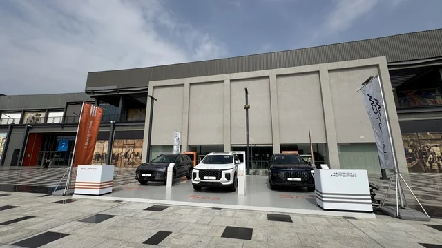 وقوف السيارات في الباركينج الخارجي بمجمع يو ووك فى مدينة جدة، المملكة العربية السعودية، ممشى مفتوح بتصميم عصري، مطاعم ومقاهي عالمية ومحلية، وجهة حضرية متكاملة للمشي والترفيه والتسوق، علامات تجارية متنوعة ، التصميم الخارجي لمبنى مول سينومي ،  فعاليات موسمية وأنشطة ترفيهية، جلسات خارجية ومساحات اجتماعية، أجواء عائلية وشبابية نابضة بالحياة.