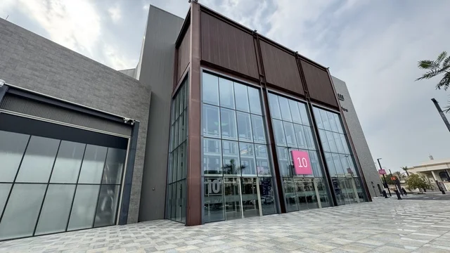 التصميم الخارجي لمبنى مول سينومي ، مجمع يو ووك فى مدينة جدة، المملكة العربية السعودية، ممشى مفتوح بتصميم عصري، مطاعم ومقاهي عالمية ومحلية، وجهة حضرية متكاملة للمشي والترفيه والتسوق، علامات تجارية متنوعة ،  فعاليات موسمية وأنشطة ترفيهية، جلسات خارجية ومساحات اجتماعية، أجواء عائلية وشبابية نابضة بالحياة.