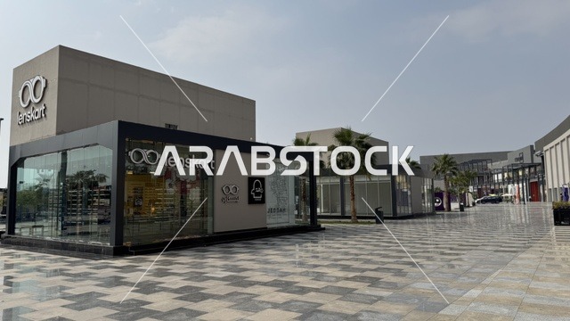 التصميم الخارجي لمبنى مول سينومي ، مجمع يو ووك فى مدينة جدة، المملكة العربية السعودية، ممشى مفتوح بتصميم عصري، مطاعم ومقاهي عالمية ومحلية، وجهة حضرية متكاملة للمشي والترفيه والتسوق، علامات تجارية متنوعة ،  فعاليات موسمية وأنشطة ترفيهية، جلسات خارجية ومساحات اجتماعية، أجواء عائلية وشبابية نابضة بالحياة.