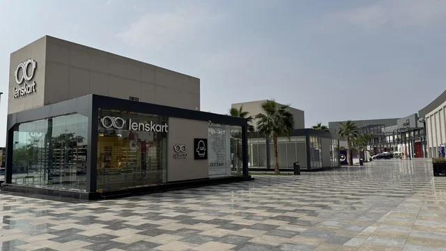 التصميم الخارجي لمبنى مول سينومي ، مجمع يو ووك فى مدينة جدة، المملكة العربية السعودية، ممشى مفتوح بتصميم عصري، مطاعم ومقاهي عالمية ومحلية، وجهة حضرية متكاملة للمشي والترفيه والتسوق، علامات تجارية متنوعة ،  فعاليات موسمية وأنشطة ترفيهية، جلسات خارجية ومساحات اجتماعية، أجواء عائلية وشبابية نابضة بالحياة.