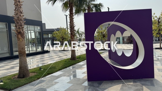 التصميم الخارجي لمبنى مول سينومي ، مجمع يو ووك فى مدينة جدة، المملكة العربية السعودية، ممشى مفتوح بتصميم عصري، مطاعم ومقاهي عالمية ومحلية، وجهة حضرية متكاملة للمشي والترفيه والتسوق، علامات تجارية متنوعة ،  فعاليات موسمية وأنشطة ترفيهية، جلسات خارجية ومساحات اجتماعية، أجواء عائلية وشبابية نابضة بالحياة.