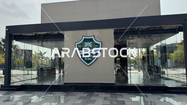 النادي الاهلي السعودي بمجمع يو ووك فى مدينة جدة، المملكة العربية السعودية، ممشى مفتوح بتصميم عصري، مطاعم ومقاهي عالمية ومحلية، وجهة حضرية متكاملة للمشي والترفيه والتسوق، علامات تجارية متنوعة ، التصميم الخارجي لمبنى مول سينومي ،  فعاليات موسمية وأنشطة ترفيهية، جلسات خارجية ومساحات اجتماعية، أجواء عائلية وشبابية نابضة بالحياة.