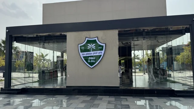 النادي الاهلي السعودي بمجمع يو ووك فى مدينة جدة، المملكة العربية السعودية، ممشى مفتوح بتصميم عصري، مطاعم ومقاهي عالمية ومحلية، وجهة حضرية متكاملة للمشي والترفيه والتسوق، علامات تجارية متنوعة ، التصميم الخارجي لمبنى مول سينومي ،  فعاليات موسمية وأنشطة ترفيهية، جلسات خارجية ومساحات اجتماعية، أجواء عائلية وشبابية نابضة بالحياة.