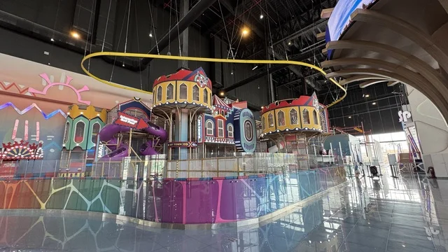 انشطة والعاب ترفيهية بمجمع يو ووك فى مدينة جدة، المملكة العربية السعودية، ممشى مفتوح بتصميم عصري، مطاعم ومقاهي عالمية ومحلية، وجهة حضرية متكاملة للمشي والترفيه والتسوق، علامات تجارية متنوعة ، التصميم الخارجي لمبنى مول سينومي ،  جلسات خارجية ومساحات اجتماعية، أجواء عائلية وشبابية نابضة بالحياة.