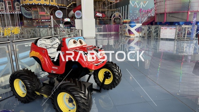 انشطة والعاب ترفيهية بمجمع يو ووك فى مدينة جدة، المملكة العربية السعودية، ممشى مفتوح بتصميم عصري، مطاعم ومقاهي عالمية ومحلية، وجهة حضرية متكاملة للمشي والترفيه والتسوق، علامات تجارية متنوعة ، التصميم الخارجي لمبنى مول سينومي ،  جلسات خارجية ومساحات اجتماعية، أجواء عائلية وشبابية نابضة بالحياة.