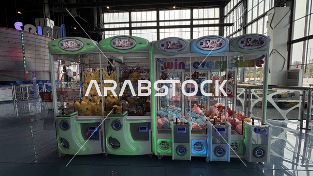 انشطة والعاب ترفيهية بمجمع يو ووك فى مدينة جدة، المملكة العربية السعودية، ممشى مفتوح بتصميم عصري، مطاعم ومقاهي عالمية ومحلية، وجهة حضرية متكاملة للمشي والترفيه والتسوق، علامات تجارية متنوعة ، التصميم الخارجي لمبنى مول سينومي ،  جلسات خارجية ومساحات اجتماعية، أجواء عائلية وشبابية نابضة بالحياة.