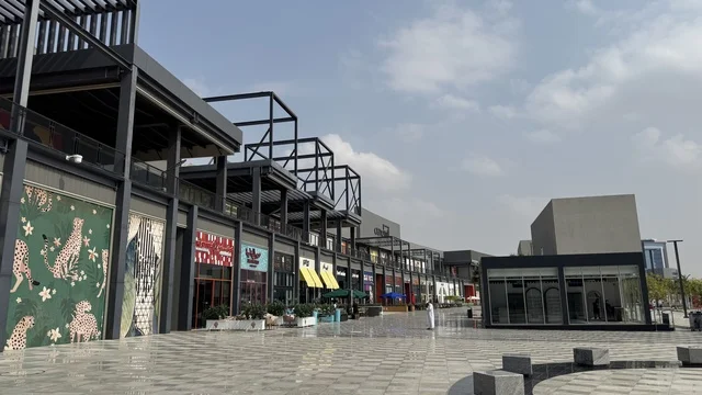 A comprehensive urban destination for walking, entertainment, and shopping, Yo Walk complex in Jeddah, Saudi Arabia, February 15, 2024, an open walkway with a modern design, international and local restaurants and cafes, diverse brands, the exterior design of the Sinomi Mall building, outdoor seating and social spaces, vibrant family and youth atmosphere.