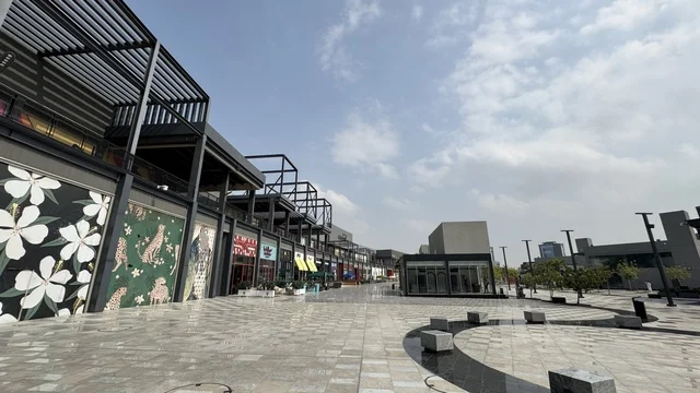 وجهة حضرية متكاملة للمشي والترفيه والتسوق، مجمع يو ووك فى مدينة جدة، المملكة العربية السعودية، 15 من  فبراير 2024، ممشى مفتوح بتصميم عصري، مطاعم ومقاهي عالمية ومحلية، علامات تجارية متنوعة ، التصميم الخارجي لمبنى مول سينومي ،  جلسات خارجية ومساحات اجتماعية، أجواء عائلية وشبابية نابضة بالحياة.