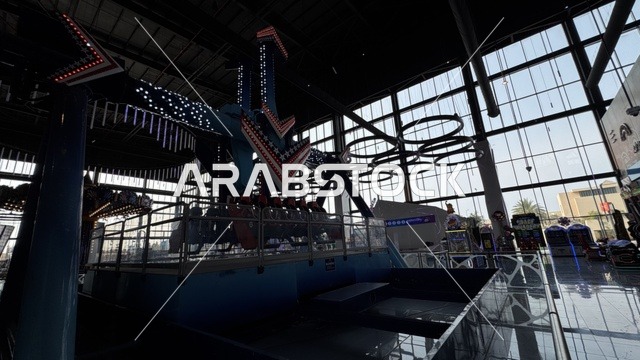 وجهة حضرية متكاملة للمشي والترفيه والتسوق، مجمع يو ووك فى مدينة جدة، المملكة العربية السعودية، 15 من  فبراير 2024، ممشى مفتوح بتصميم عصري، مطاعم ومقاهي عالمية ومحلية، علامات تجارية متنوعة ، التصميم الخارجي لمبنى مول سينومي ،  جلسات خارجية ومساحات اجتماعية، أجواء عائلية وشبابية نابضة بالحياة.