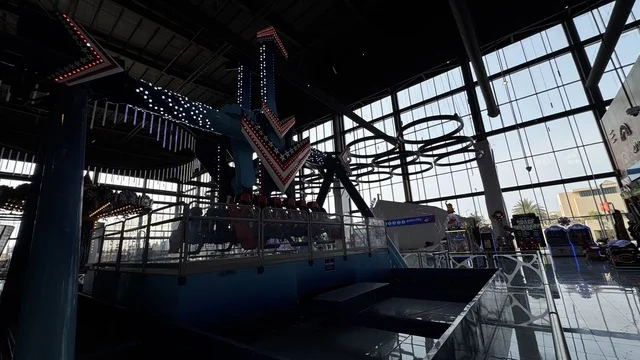 وجهة حضرية متكاملة للمشي والترفيه والتسوق، مجمع يو ووك فى مدينة جدة، المملكة العربية السعودية، 15 من  فبراير 2024، ممشى مفتوح بتصميم عصري، مطاعم ومقاهي عالمية ومحلية، علامات تجارية متنوعة ، التصميم الخارجي لمبنى مول سينومي ،  جلسات خارجية ومساحات اجتماعية، أجواء عائلية وشبابية نابضة بالحياة.