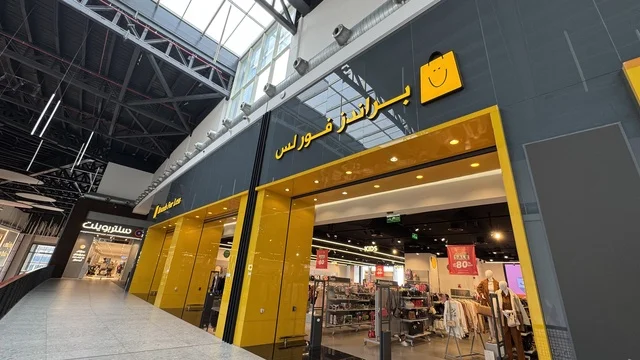 علامة تجارية بمجمع يو ووك فى مدينة جدة، المملكة العربية السعودية، 15 من  فبراير 2024، ممشى مفتوح بتصميم عصري، مطاعم ومقاهي عالمية ومحلية،  التصميم الخارجي لمبنى مول سينومي ، وجهة حضرية متكاملة للمشي والترفيه والتسوق،  جلسات خارجية ومساحات اجتماعية، أجواء عائلية وشبابية نابضة بالحياة.