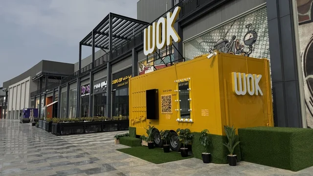 مطاعم ومقاهي عالمية ومحلية بمجمع يو ووك فى مدينة جدة، المملكة العربية السعودية، 15 من  فبراير 2024، ممشى مفتوح بتصميم عصري،  التصميم الخارجي لمبنى مول سينومي ، وجهة حضرية متكاملة للمشي والترفيه والتسوق،  جلسات خارجية ومساحات اجتماعية، أجواء عائلية وشبابية نابضة بالحياة.
