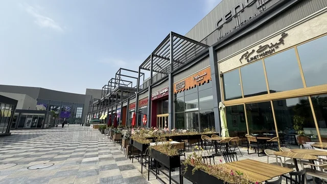 مطاعم ومقاهي عالمية ومحلية بمجمع يو ووك فى مدينة جدة، المملكة العربية السعودية، 15 من  فبراير 2024، ممشى مفتوح بتصميم عصري،  التصميم الخارجي لمبنى مول سينومي ، وجهة حضرية متكاملة للمشي والترفيه والتسوق،  جلسات خارجية ومساحات اجتماعية، أجواء عائلية وشبابية نابضة بالحياة.