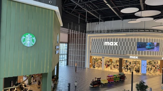 علامة تجارية بمجمع يو ووك فى مدينة جدة، المملكة العربية السعودية، 15 من  فبراير 2024، ممشى مفتوح بتصميم عصري، مطاعم ومقاهي عالمية ومحلية،  التصميم الخارجي لمبنى مول سينومي ، وجهة حضرية متكاملة للمشي والترفيه والتسوق،  جلسات خارجية ومساحات اجتماعية، أجواء عائلية وشبابية نابضة بالحياة.   علامة تجارية بمجمع يو ووك فى مدينة جدة، المملكة العربية السعودية، 15 من  فبراير 2024، ممشى مفتوح بتصميم عصري، مطاعم ومقاهي عالمية ومحلية،  التصميم الخارجي لمبنى مول سينومي ، وجهة حضرية متكاملة للمشي والترفيه والتس