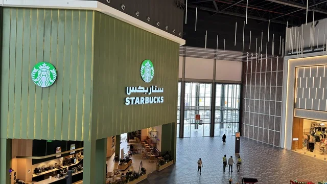 علامة تجارية بمجمع يو ووك فى مدينة جدة، المملكة العربية السعودية، 15 من  فبراير 2024، ممشى مفتوح بتصميم عصري، مطاعم ومقاهي عالمية ومحلية،  التصميم الخارجي لمبنى مول سينومي ، وجهة حضرية متكاملة للمشي والترفيه والتسوق،  جلسات خارجية ومساحات اجتماعية، أجواء عائلية وشبابية نابضة بالحياة.   علامة تجارية بمجمع يو ووك فى مدينة جدة، المملكة العربية السعودية، 15 من  فبراير 2024، ممشى مفتوح بتصميم عصري، مطاعم ومقاهي عالمية ومحلية،  التصميم الخارجي لمبنى مول سينومي ، وجهة حضرية متكاملة للمشي والترفيه والتس