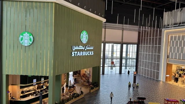 علامة تجارية بمجمع يو ووك فى مدينة جدة، المملكة العربية السعودية، 15 من  فبراير 2024، ممشى مفتوح بتصميم عصري، مطاعم ومقاهي عالمية ومحلية،  التصميم الخارجي لمبنى مول سينومي ، وجهة حضرية متكاملة للمشي والترفيه والتسوق،  جلسات خارجية ومساحات اجتماعية، أجواء عائلية وشبابية نابضة بالحياة.   علامة تجارية بمجمع يو ووك فى مدينة جدة، المملكة العربية السعودية، 15 من  فبراير 2024، ممشى مفتوح بتصميم عصري، مطاعم ومقاهي عالمية ومحلية،  التصميم الخارجي لمبنى مول سينومي ، وجهة حضرية متكاملة للمشي والترفيه والتس