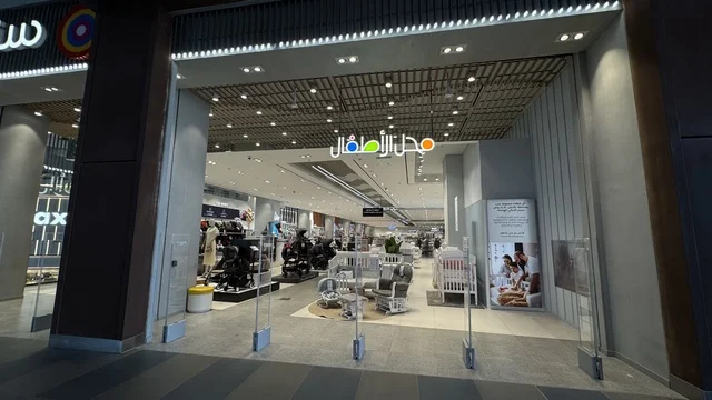 محل للاطفال بمجمع يو ووك فى مدينة جدة، المملكة العربية السعودية، 15 من  فبراير 2024، ممشى مفتوح بتصميم عصري، مطاعم ومقاهي عالمية ومحلية، وجهة حضرية متكاملة للمشي والترفيه والتسوق،  جلسات خارجية ومساحات اجتماعية، أجواء عائلية وشبابية نابضة بالحياة.