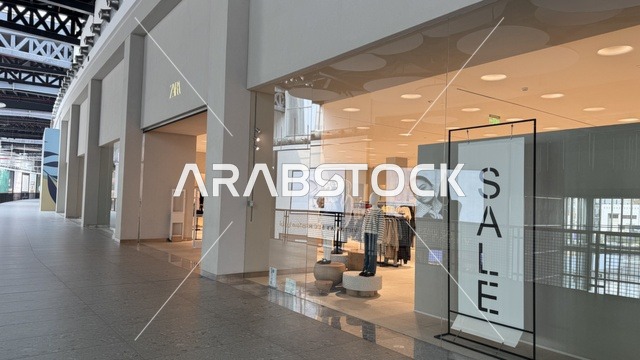 علامة زار التجارية بمجمع يو ووك فى مدينة جدة، المملكة العربية السعودية، 15 من  فبراير 2024، ممشى مفتوح بتصميم عصري، مطاعم ومقاهي عالمية ومحلية، وجهة حضرية متكاملة للمشي والترفيه والتسوق،  جلسات خارجية ومساحات اجتماعية، أجواء عائلية وشبابية نابضة بالحياة.