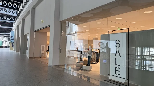 علامة زار التجارية بمجمع يو ووك فى مدينة جدة، المملكة العربية السعودية، 15 من  فبراير 2024، ممشى مفتوح بتصميم عصري، مطاعم ومقاهي عالمية ومحلية، وجهة حضرية متكاملة للمشي والترفيه والتسوق،  جلسات خارجية ومساحات اجتماعية، أجواء عائلية وشبابية نابضة بالحياة.