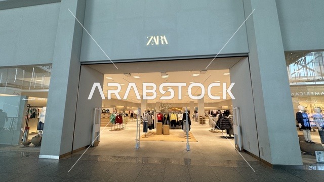 علامة زار التجارية بمجمع يو ووك فى مدينة جدة، المملكة العربية السعودية، 15 من  فبراير 2024، ممشى مفتوح بتصميم عصري، مطاعم ومقاهي عالمية ومحلية، وجهة حضرية متكاملة للمشي والترفيه والتسوق،  جلسات خارجية ومساحات اجتماعية، أجواء عائلية وشبابية نابضة بالحياة.