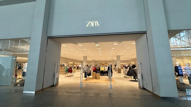 علامة زار التجارية بمجمع يو ووك فى مدينة جدة، المملكة العربية السعودية، 15 من  فبراير 2024، ممشى مفتوح بتصميم عصري، مطاعم ومقاهي عالمية ومحلية، وجهة حضرية متكاملة للمشي والترفيه والتسوق،  جلسات خارجية ومساحات اجتماعية، أجواء عائلية وشبابية نابضة بالحياة.