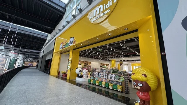 علامة ذا ميدي التجارية بمجمع يو ووك فى مدينة جدة، المملكة العربية السعودية، 15 من  فبراير 2024، ممشى مفتوح بتصميم عصري، مطاعم ومقاهي عالمية ومحلية، وجهة حضرية متكاملة للمشي والترفيه والتسوق،  جلسات خارجية ومساحات اجتماعية، أجواء عائلية وشبابية نابضة بالحياة.