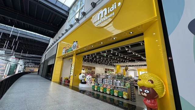 The Medi brand at the U Walk complex in Jeddah, Saudi Arabia, February 15, 2024, an open walkway with a modern design, international and local restaurants and cafes, a comprehensive urban destination for walking, entertainment, and shopping, outdoor seating and social spaces, a vibrant family and youth atmosphere.