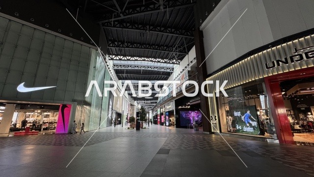 محلات تجارية عالمية ومحلية بمجمع يو ووك فى مدينة جدة، المملكة العربية السعودية، 15 من  فبراير 2024، ممشى مفتوح بتصميم عصري، مطاعم ومقاهي ، وجهة حضرية متكاملة للمشي والترفيه والتسوق،  جلسات خارجية ومساحات اجتماعية، أجواء عائلية وشبابية نابضة بالحياة.